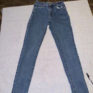 Levi's Women's Classic Blue Skinny Jeans inseam 31.  Sz 28